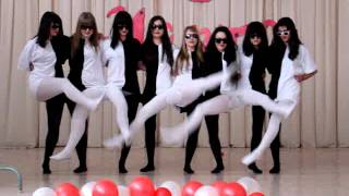 Strange and Cute Dance with an Optical Illusion
